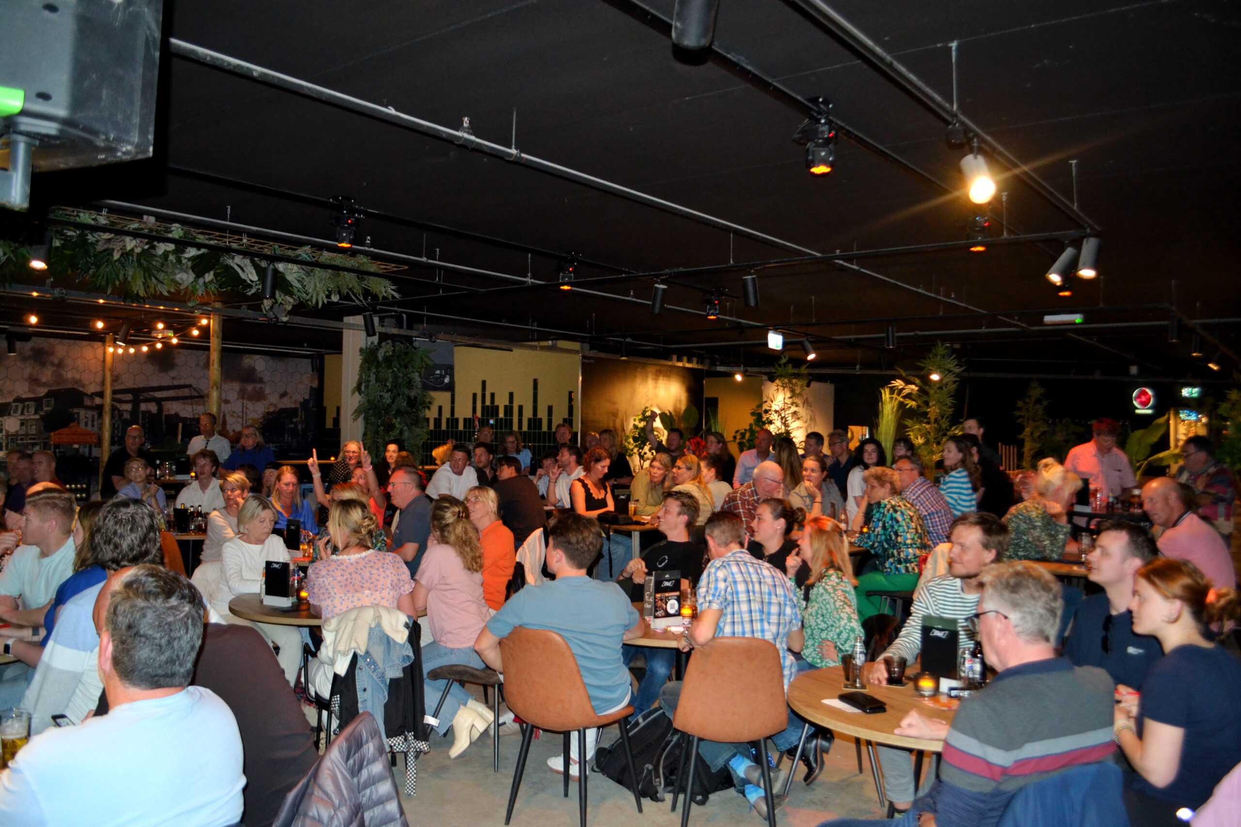 audience in a cafe